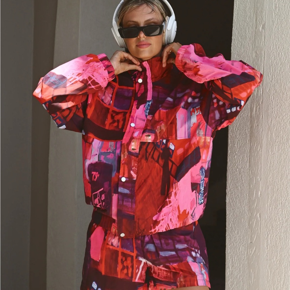 Vibrant Windbreaker with Hood 
Vibrant zippered detachable leg pants